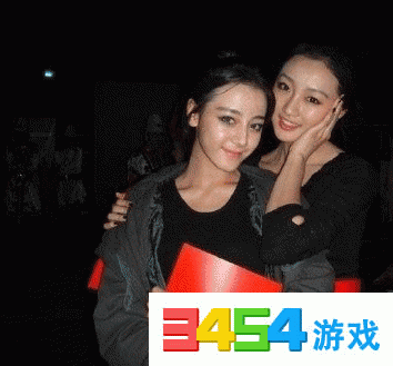 迪丽热巴大学素颜照画面曝光 浓眉大眼略显青涩