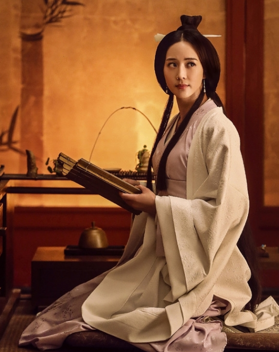 而《新三国》中曹丕派遣监视司马懿的卧底静姝就是以柏夫人为原型的.